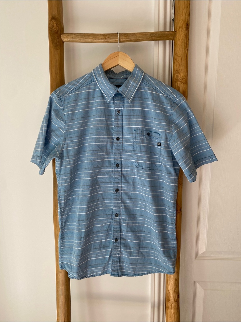 Marmot Button Up Shirt Men’s Medium Blue White Gray Striped Short Sleeve Casual